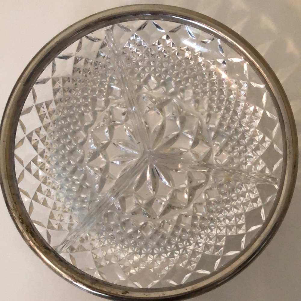 Vintage candy dish. Rim has some tarnish. Otherwise great condition.